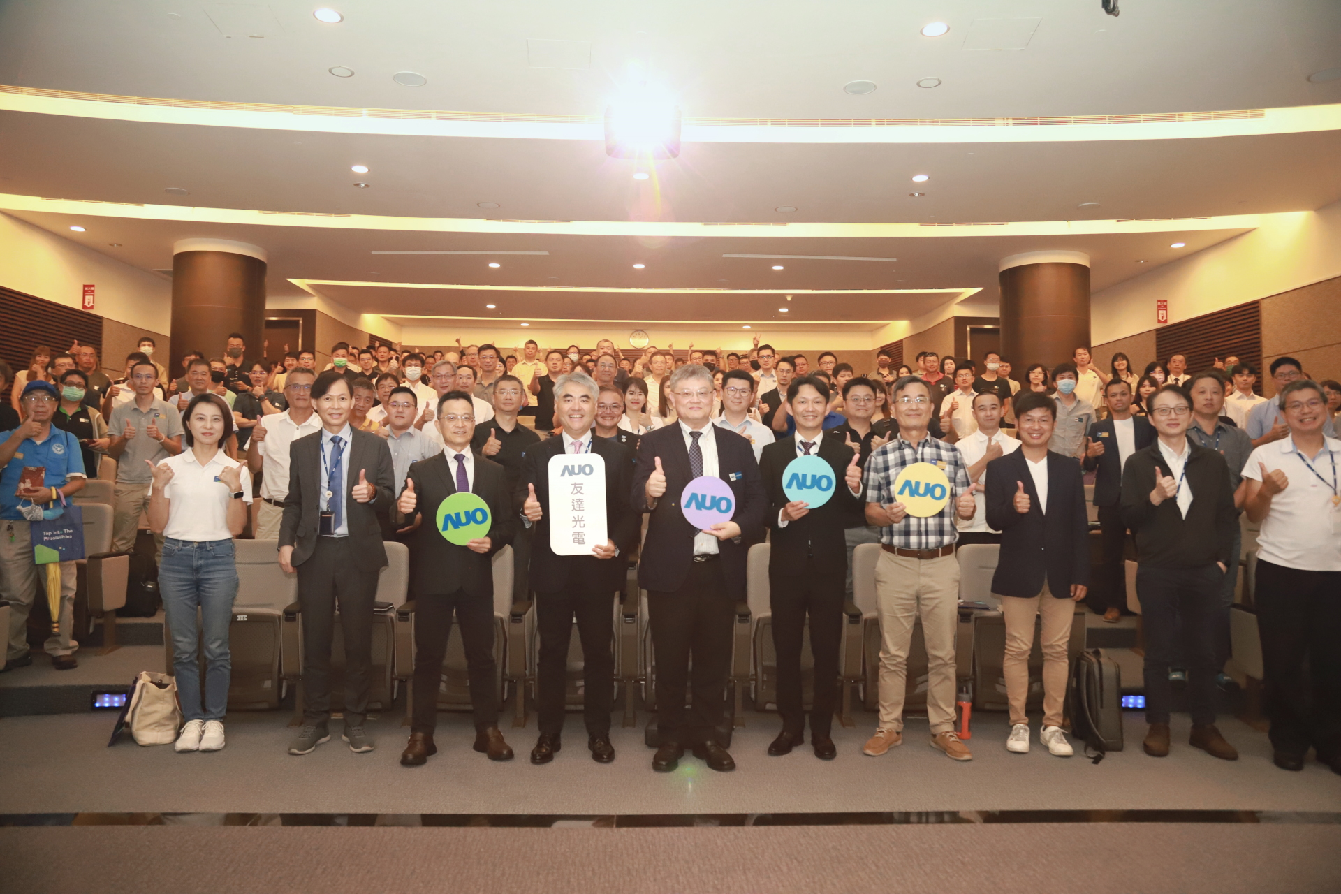友達光電邀請領域專家共研再生能源發展、電力需求及建築物減碳等議題進行交流，盼共擘綠色永續生態圈的嶄新契機