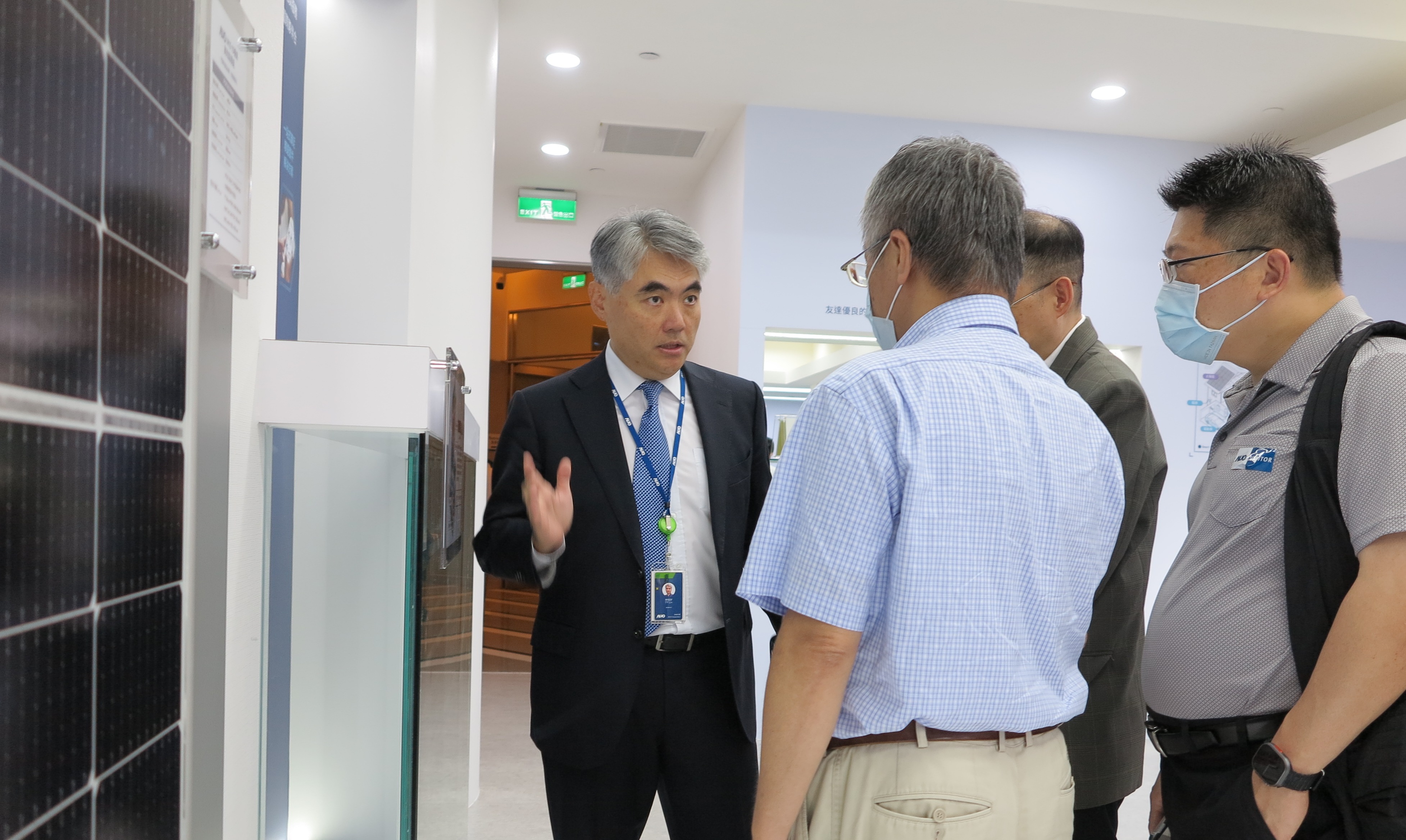 友達光電能源事業群總經理林恬宇分享友達落實太陽能建築一體化目標，協助企業邁向能源轉型的高效能低碳解方。