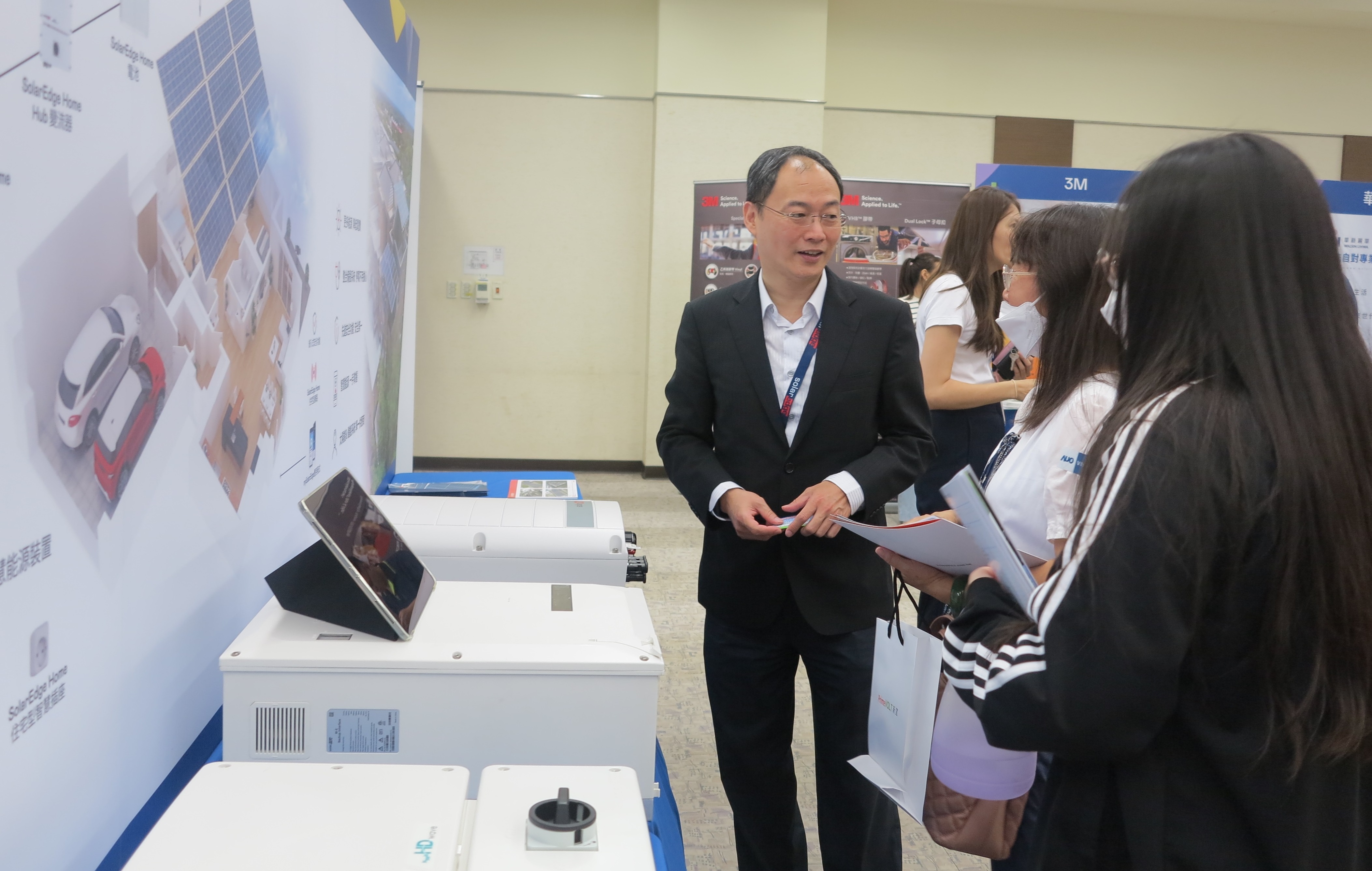 透過研討會產學界緊密交流與分享，提升參與人員借鏡及加深低碳概念，提升綠色能源產業之韌性。