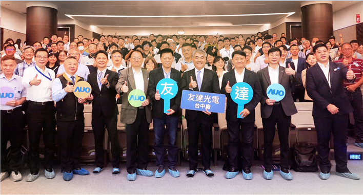 友達以太陽能解決方案領航者，跨足建築領域，4日在台中廠區舉辦「光電建築一體化研討會」，邀請產業先驅共同推動綠化，打造新一代智慧綠建築。